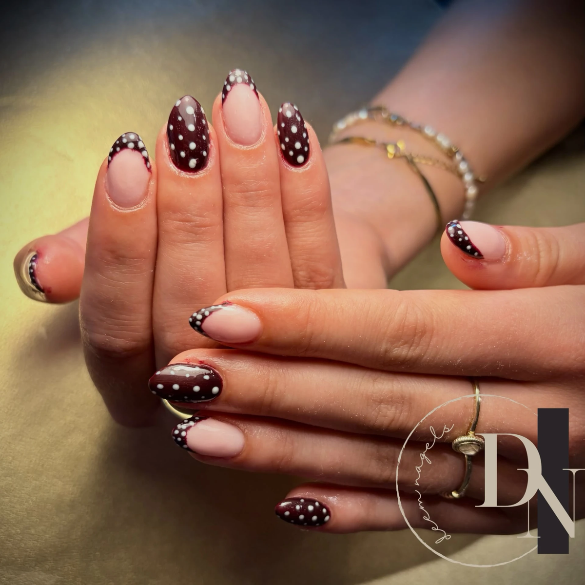 Bordeauxrode nail art met witte stipjes en nude french