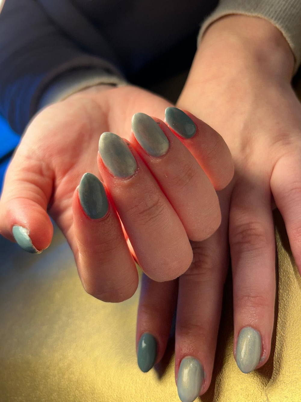 Zachtgroene gelpolish op amandelvormige nagels