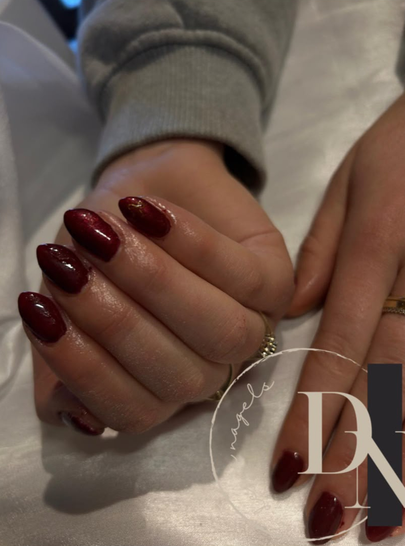 Donkerrode amandelvormige nagels met gouden detail