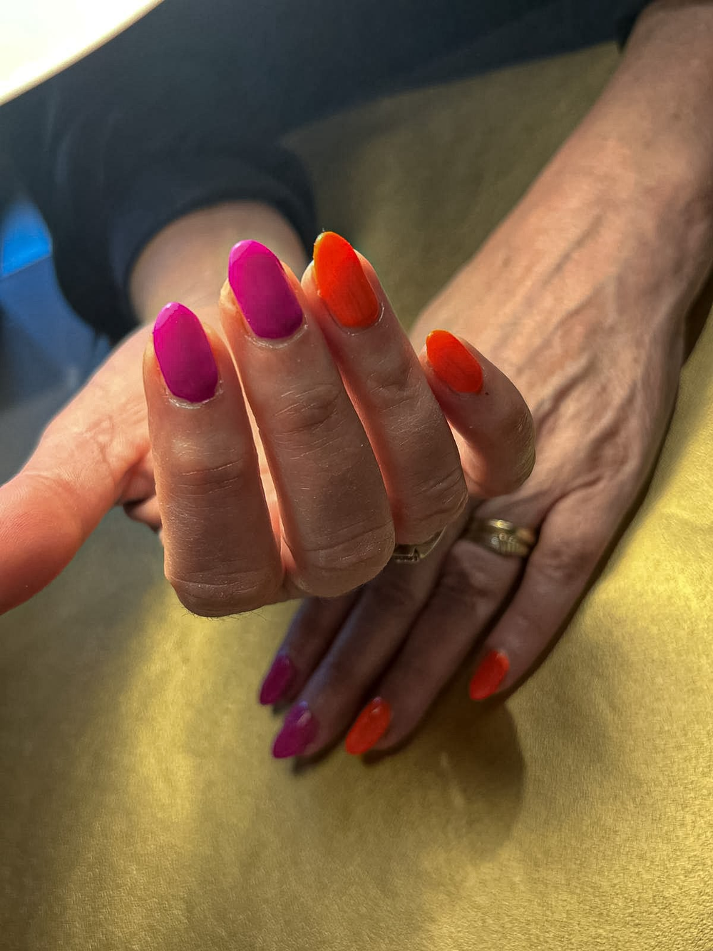 Fel fuchsia en oranje gelpolish