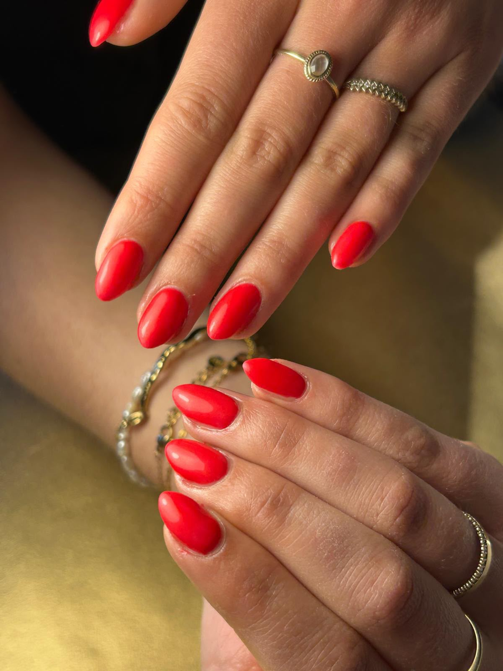 Signalrode gelpolish met gouden ringen