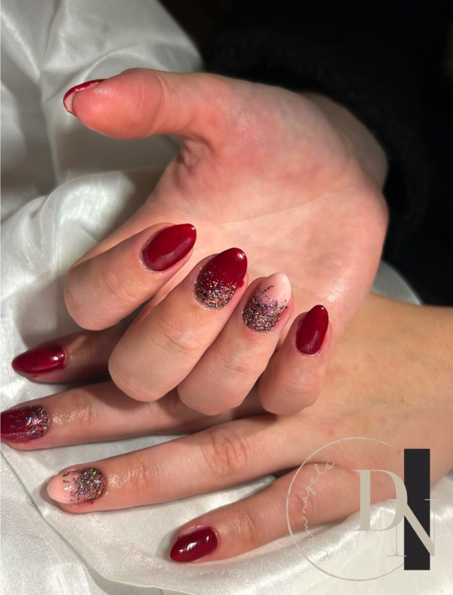 Rode nagels met glitter op nude basis