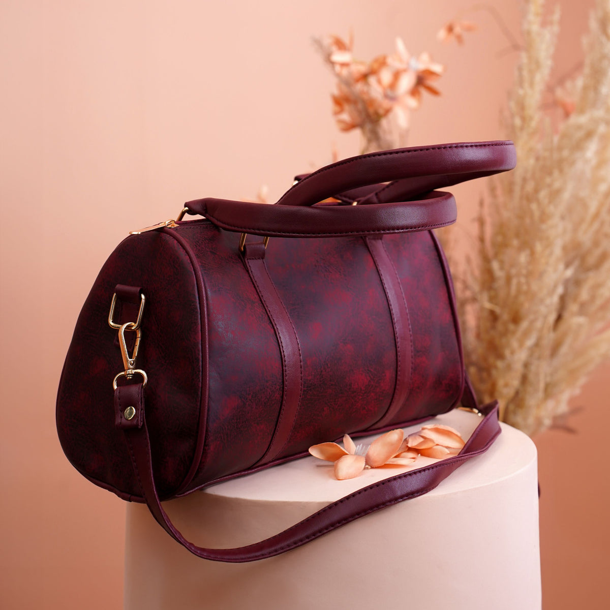 Bordeauxrode tas bij een crème blouse en zijden sjaal